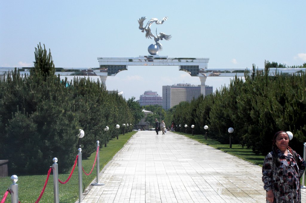 63 Taskent - piazza dell'indipendenza.JPG